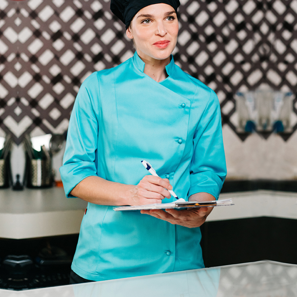 jaçeca-senhora-cozinha-chef-com-botões-melisa-velilla-azul-turquesa