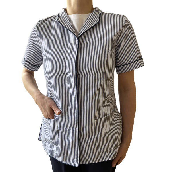 Túnica de housekeeping às riscas azuis vista frontal com bolsos e manga curta