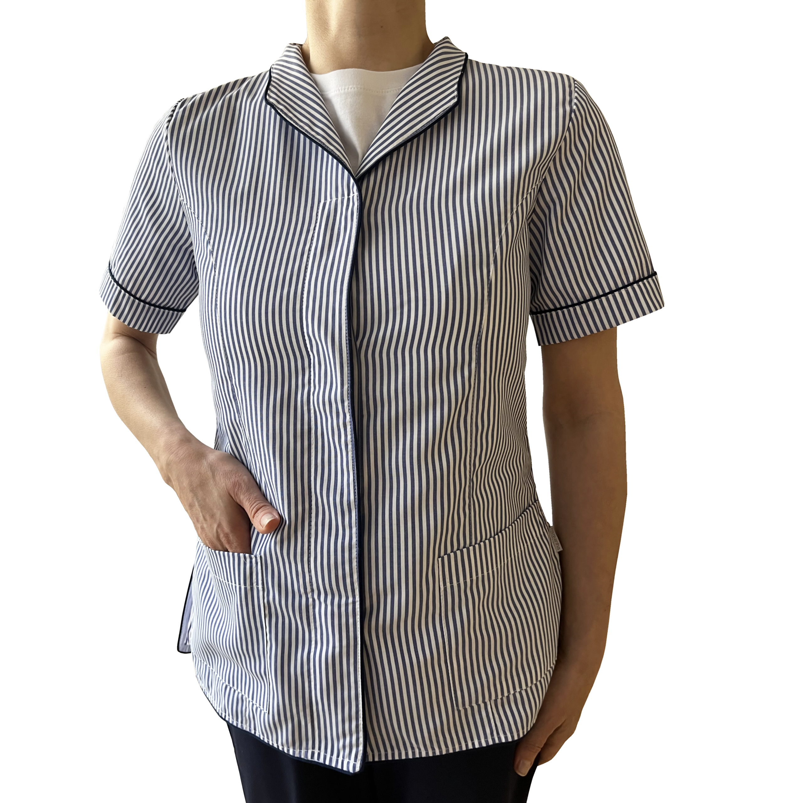 Túnica de housekeeping às riscas azuis vista frontal com bolsos e manga curta