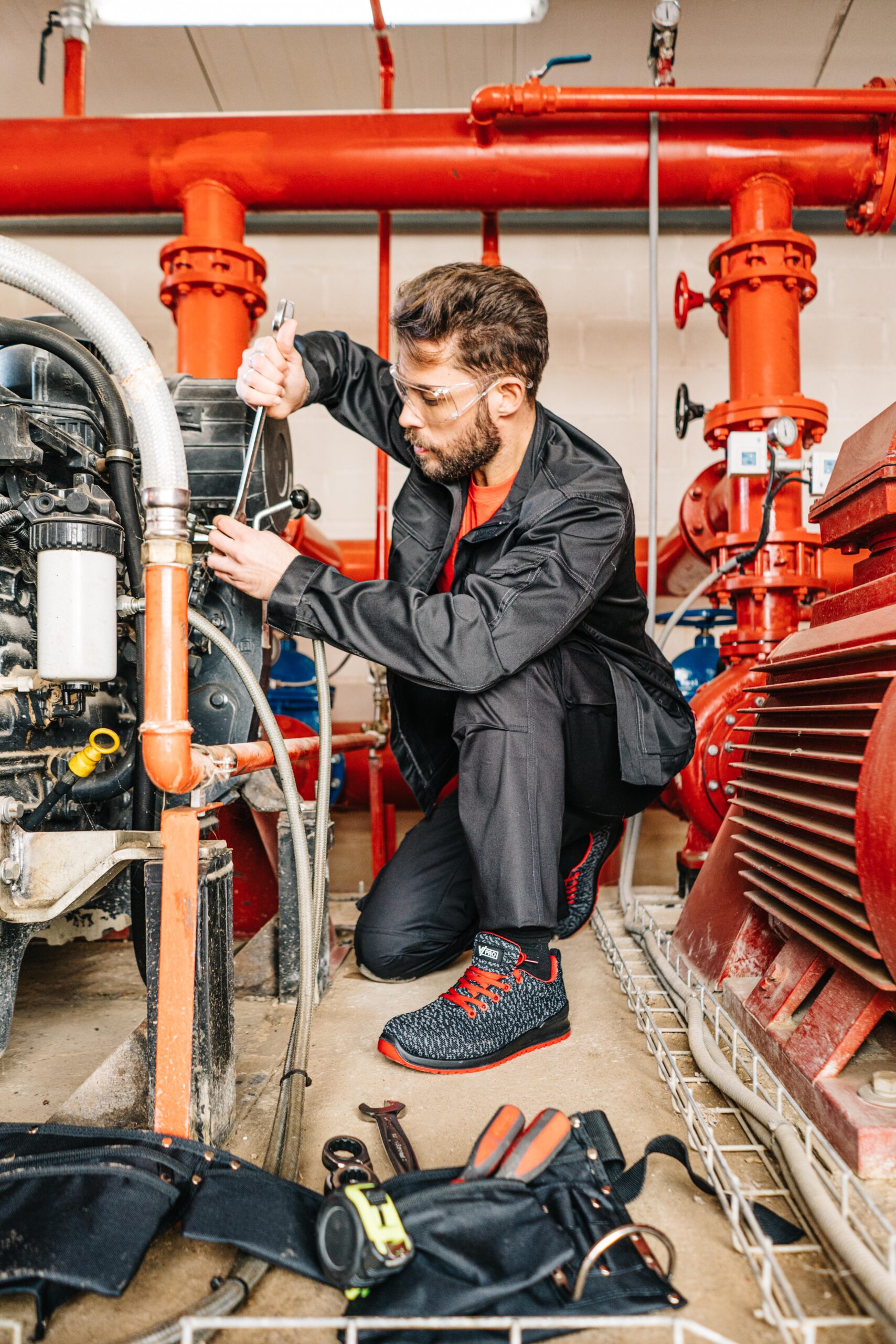 sapato-de-trabalho-com-biqueira-de-segurança-preto-e-cinza-com-cordão-vermelho-707001-velilla