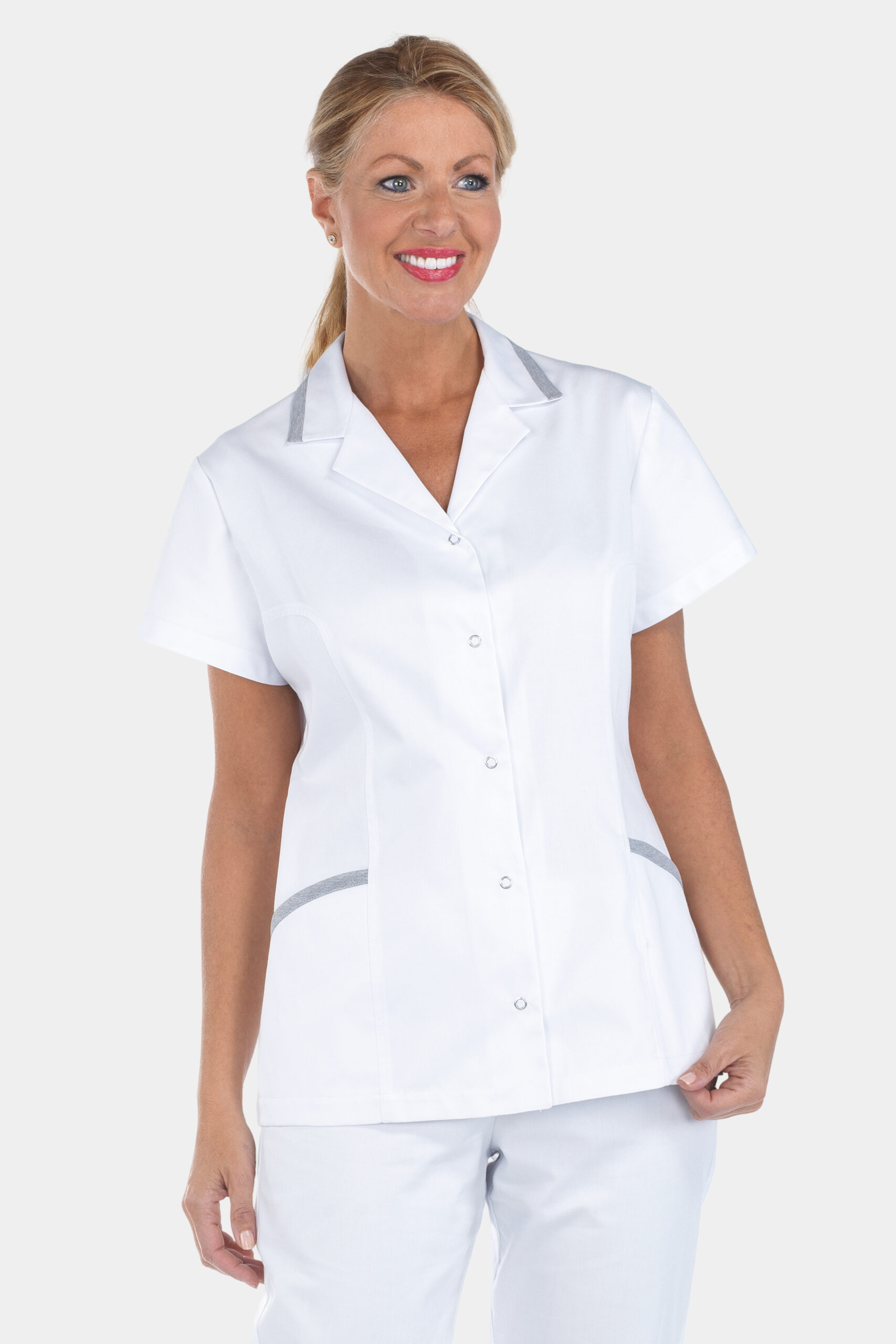 túnica-de-senhora-feminina-branca-com-gola-e-lapela-contraste-cinza-aperta-frente-com-molas-pressão-fuerteventura-creyconfe