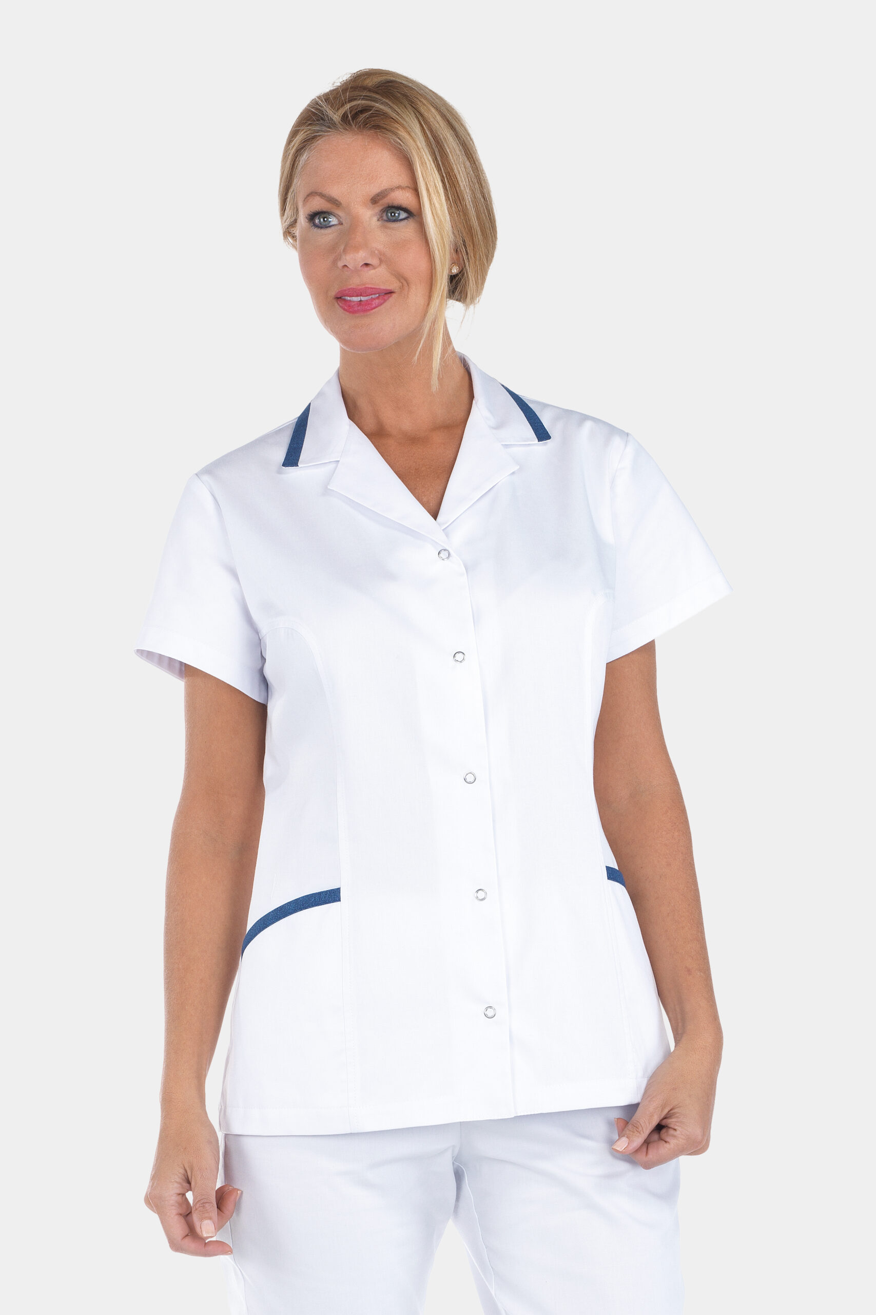 túnica-de-senhora-feminina-branca-com-gola-e-lapela-contraste-azul-aperta-frente-com-molas-pressão-fuerteventura-creyconfe