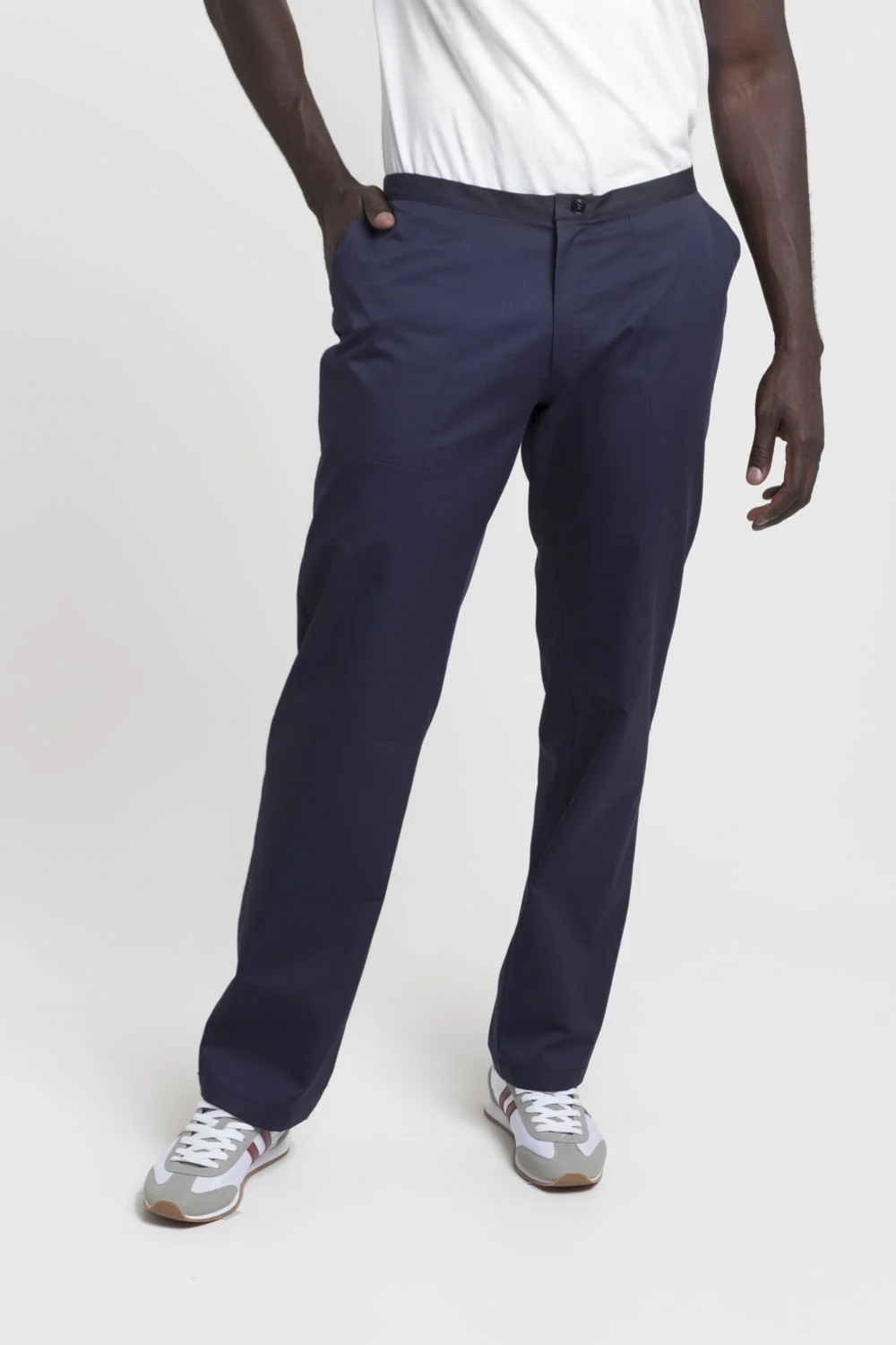 calça-unissexo-com-botão-e-fecho-com-dois-bolsos-santiago-sarja-azul-marinho-creyconfe