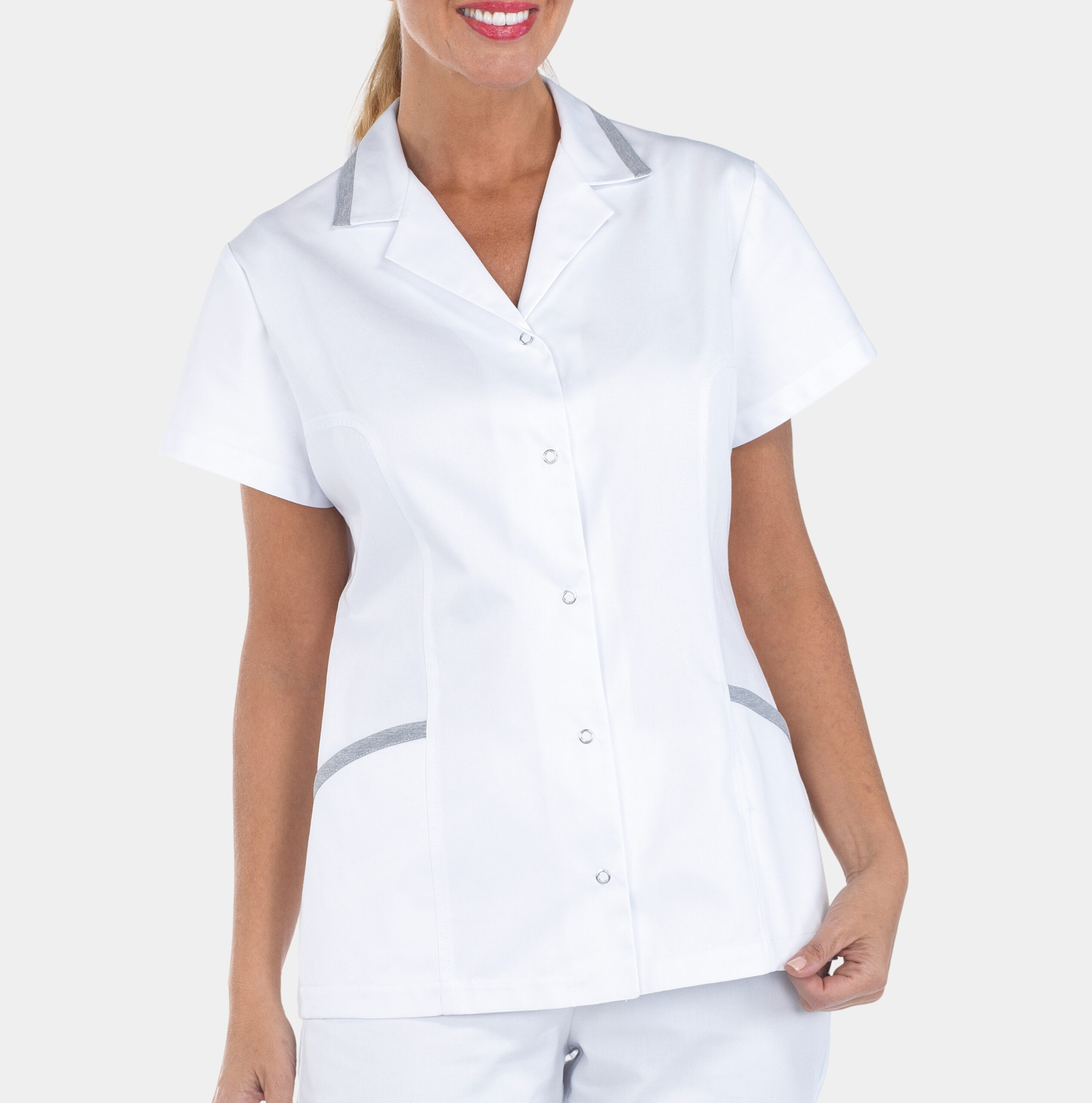 túnica-de-senhora-feminina-branca-com-gola-e-lapela-contraste-cinza-aperta-frente-com-molas-pressão-fuerteventura-creyconfe