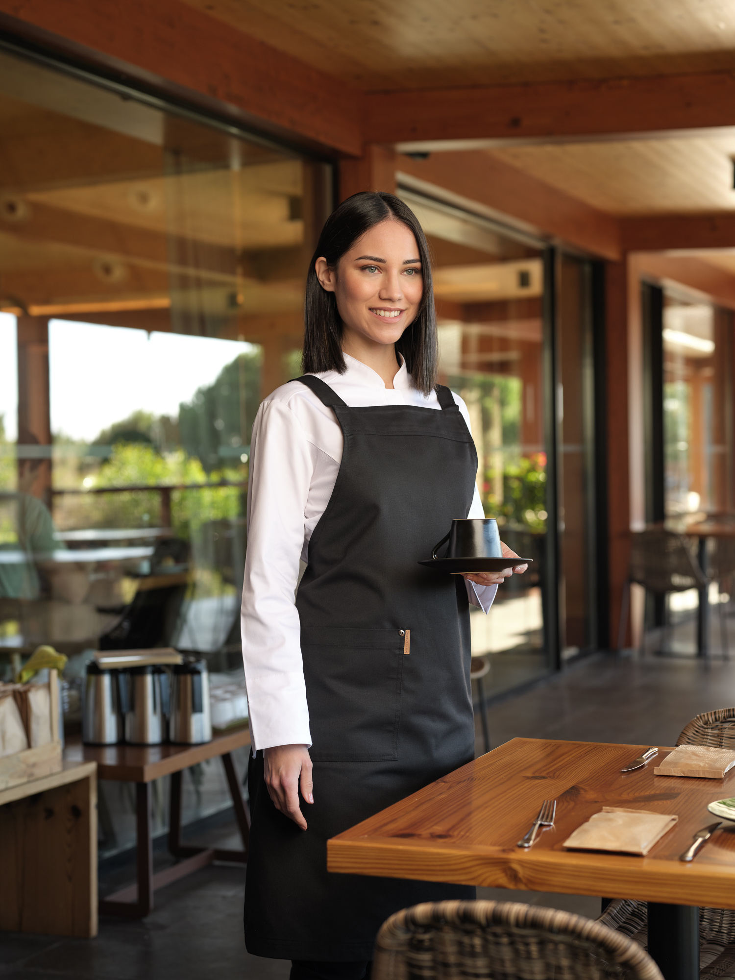 avental-peitilho-com-tiras-cruzadas-bolso-na-lateral-direita-tiras-cruzadas-ajustáveis-fixas-capri-martiform