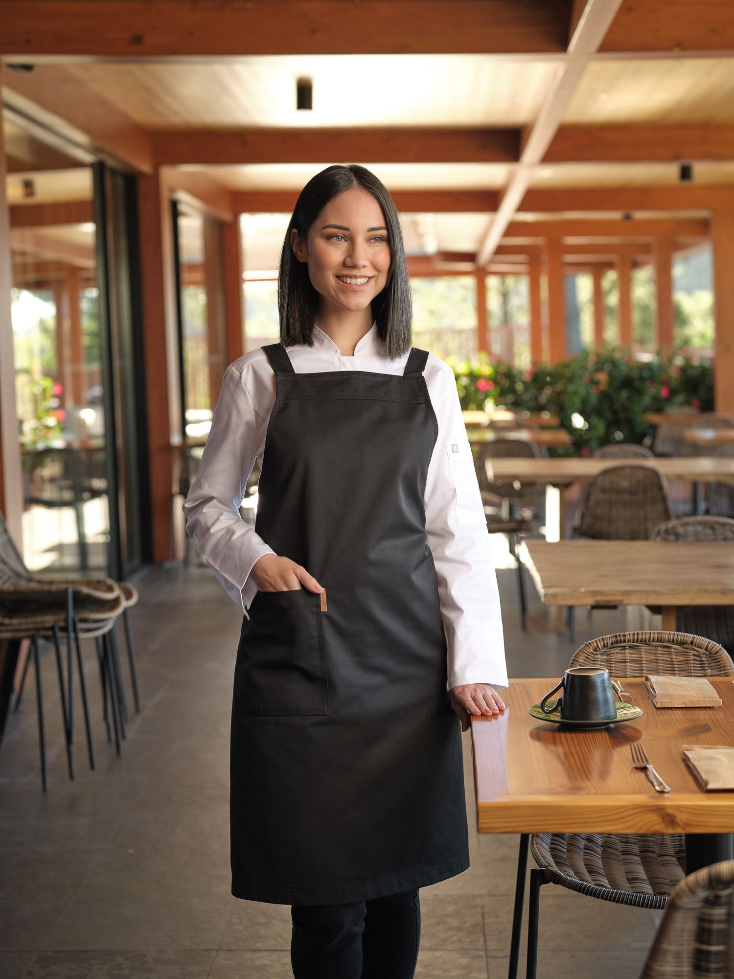 avental-peitilho-com-tiras-cruzadas-bolso-na-lateral-direita-tiras-cruzadas-ajustáveis-fixas-capri-martiform