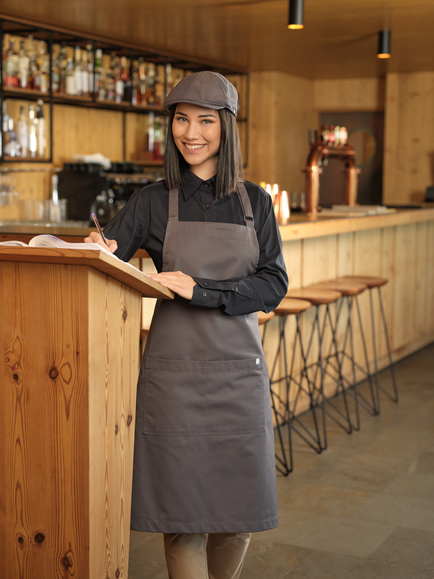 avental-peitilho-com-tiras-cruzadas-bolso-na-lateral-direita-tiras-cruzadas-ajustáveis-fixas-capri-martiform