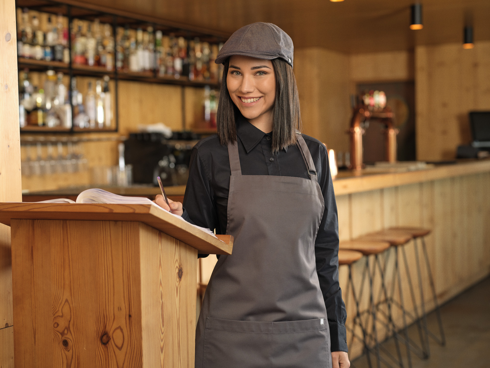 avental-peitilho-com-tiras-cruzadas-bolso-na-lateral-direita-tiras-cruzadas-ajustáveis-fixas-capri-martiform