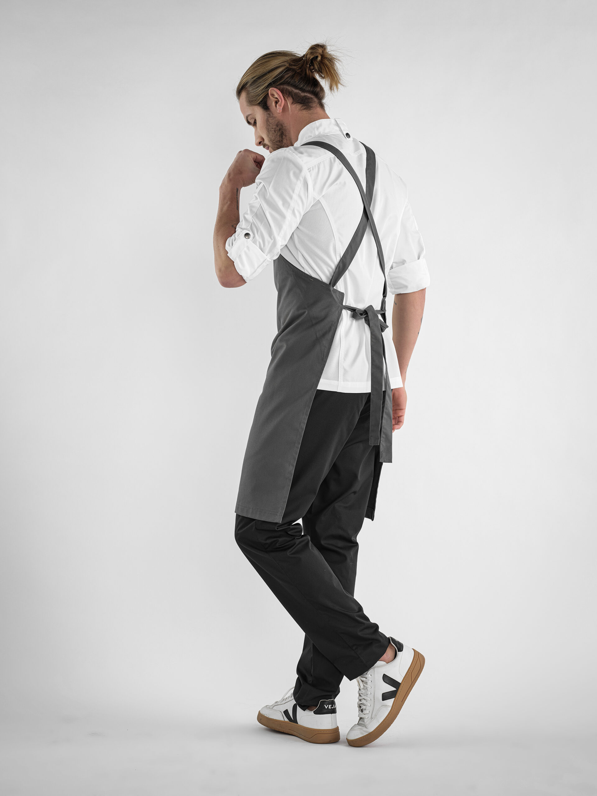 avental-peitilho-com-tiras-cruzadas-bolso-na-lateral-direita-tiras-cruzadas-ajustáveis-fixas-capri-martiform