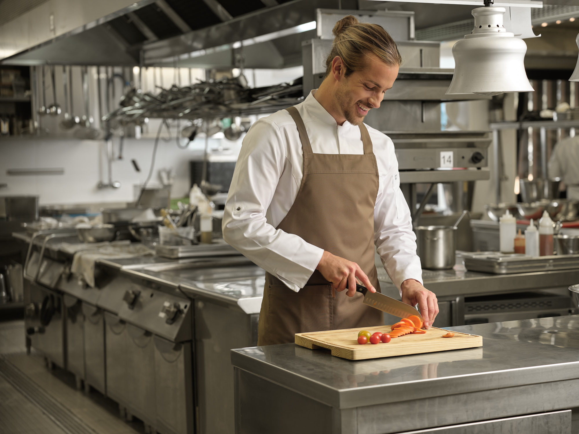 BA206.22avental-peitilho-com-tiras-cruzadas-bolso-na-lateral-direita-tiras-cruzadas-ajustáveis-fixas-capri-martiform