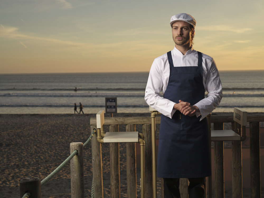 avental-peitilho-com-tiras-cruzadas-bolso-na-lateral-direita-tiras-cruzadas-ajustáveis-fixas-capri-martiform