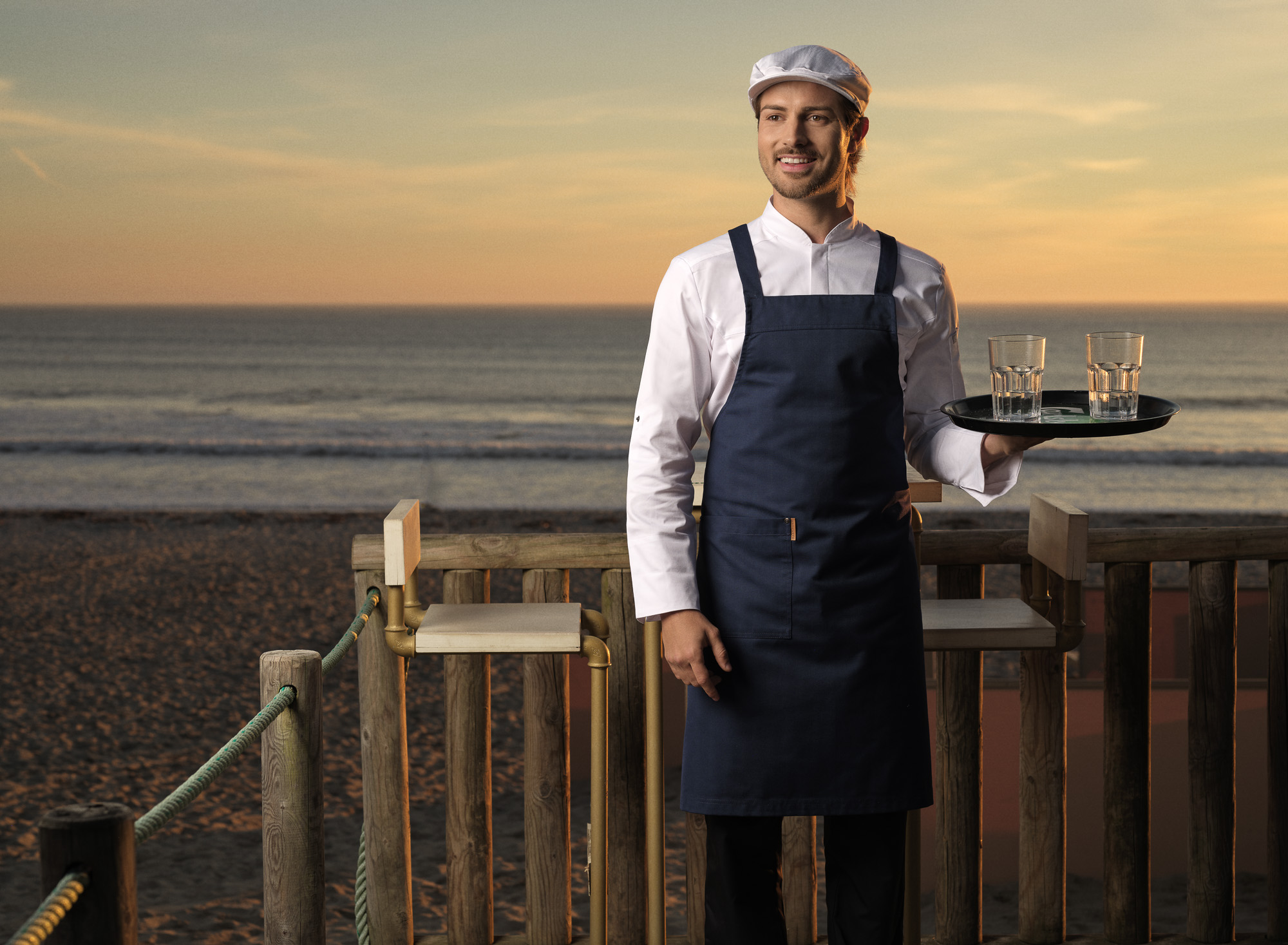 avental-peitilho-com-tiras-cruzadas-bolso-na-lateral-direita-tiras-cruzadas-ajustáveis-fixas-capri-martiform