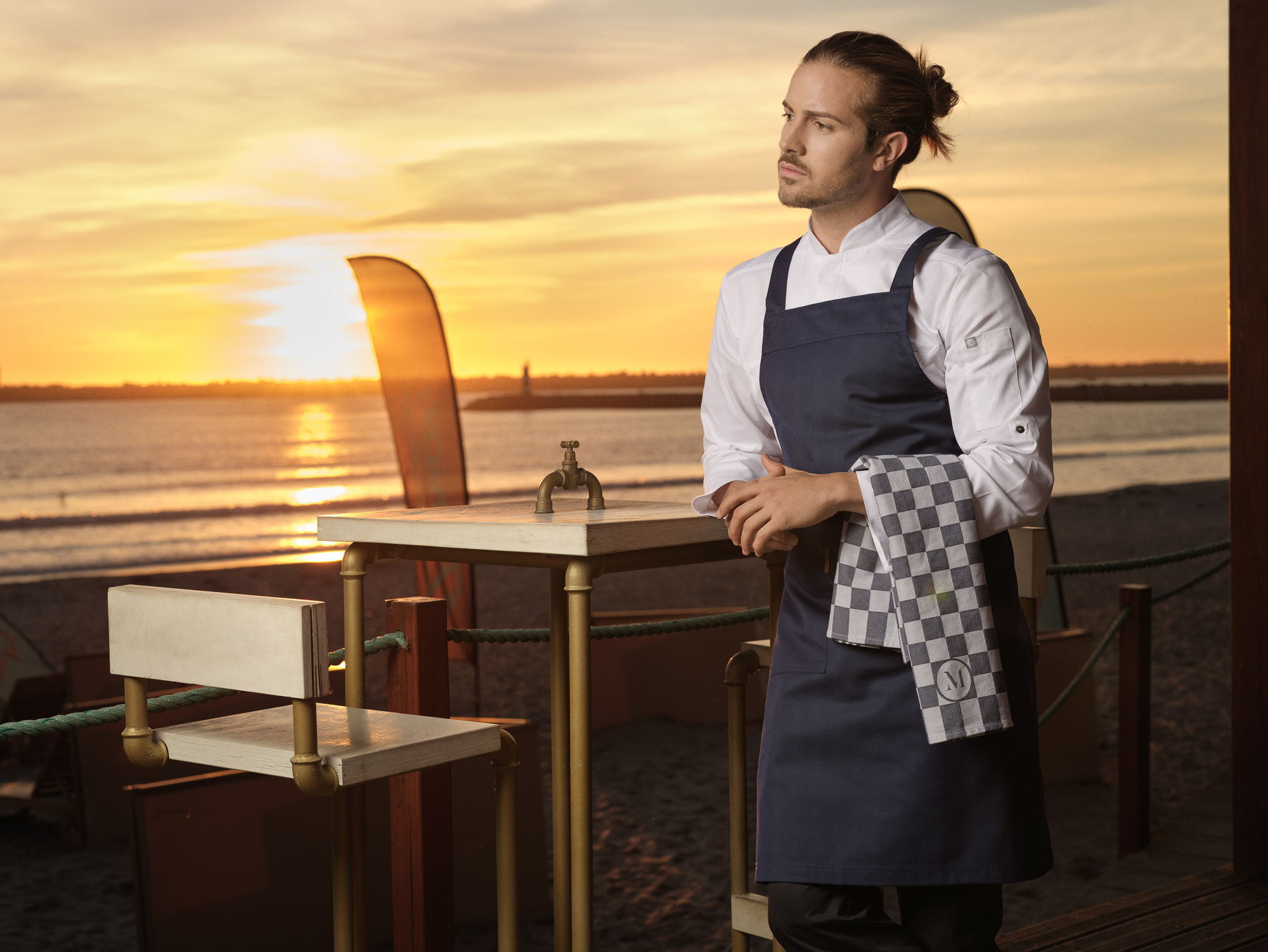 avental-peitilho-com-tiras-cruzadas-bolso-na-lateral-direita-tiras-cruzadas-ajustáveis-fixas-capri-martiform