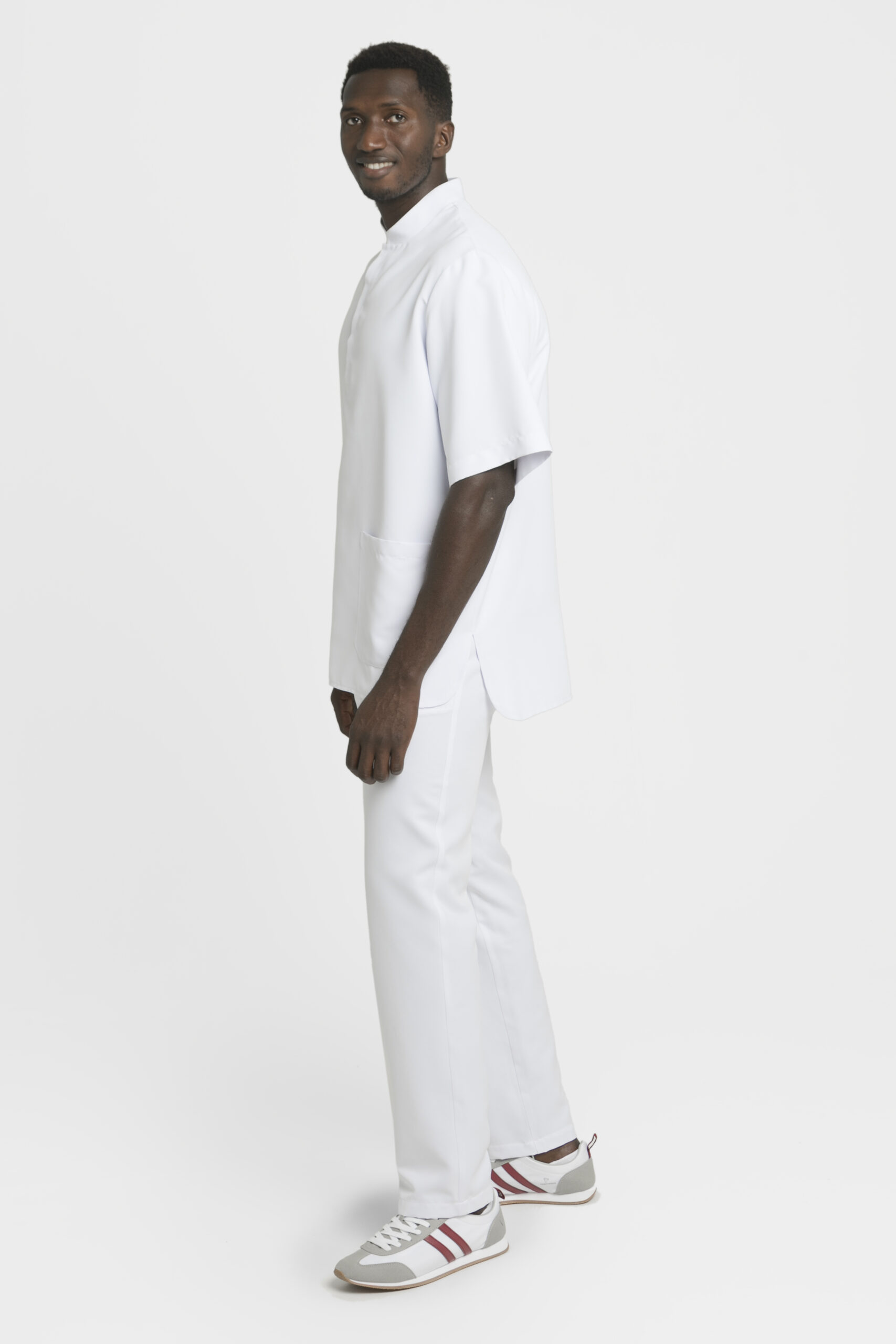 homem-de-lado-com-túnica-unissexo-oversized-com-gola-mao-tecido-microfibra-branco-referência-hamburgo