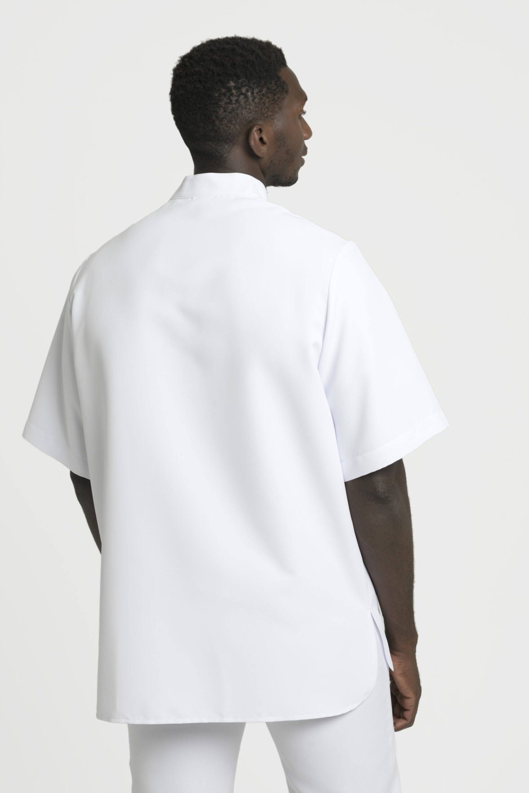 homem-de-costas-com-túnica-unissexo-oversized-com-gola-mao-tecido-microfibra-branco-referência-hamburgo