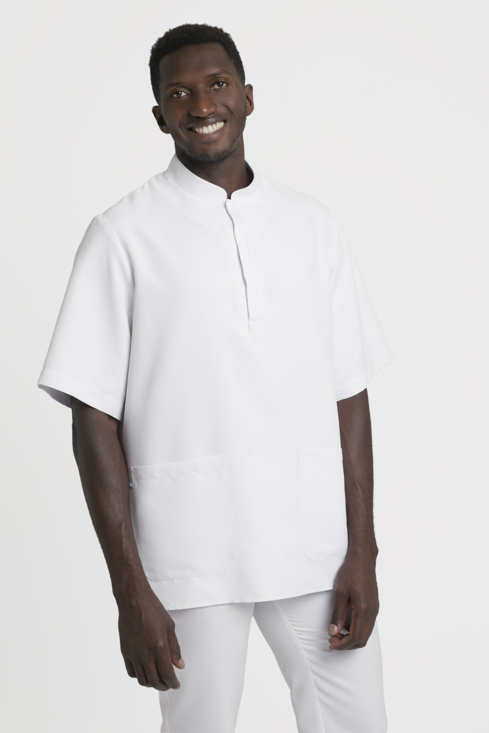 homem-com-túnica-unissexo-oversized-com-gola-mao-tecido-microfibra-branco-referência-hamburgo