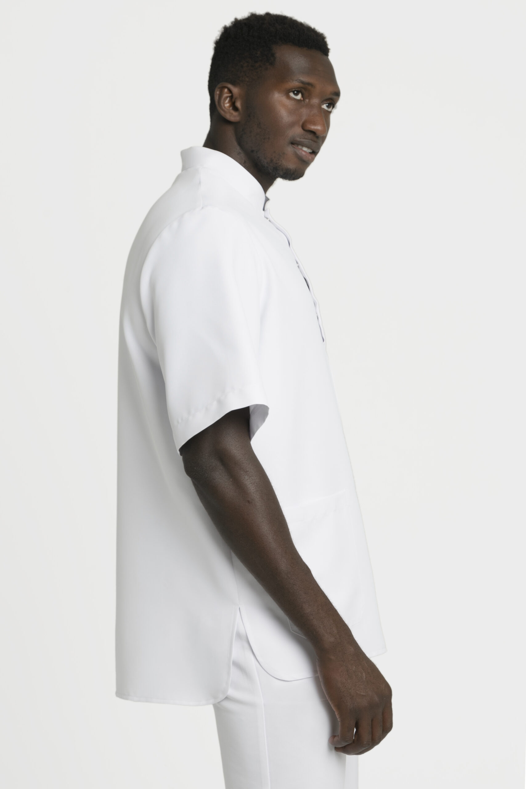 homem-de-lado-com-túnica-unissexo-oversized-com-gola-mao-tecido-microfibra-branco-referência-hamburgo