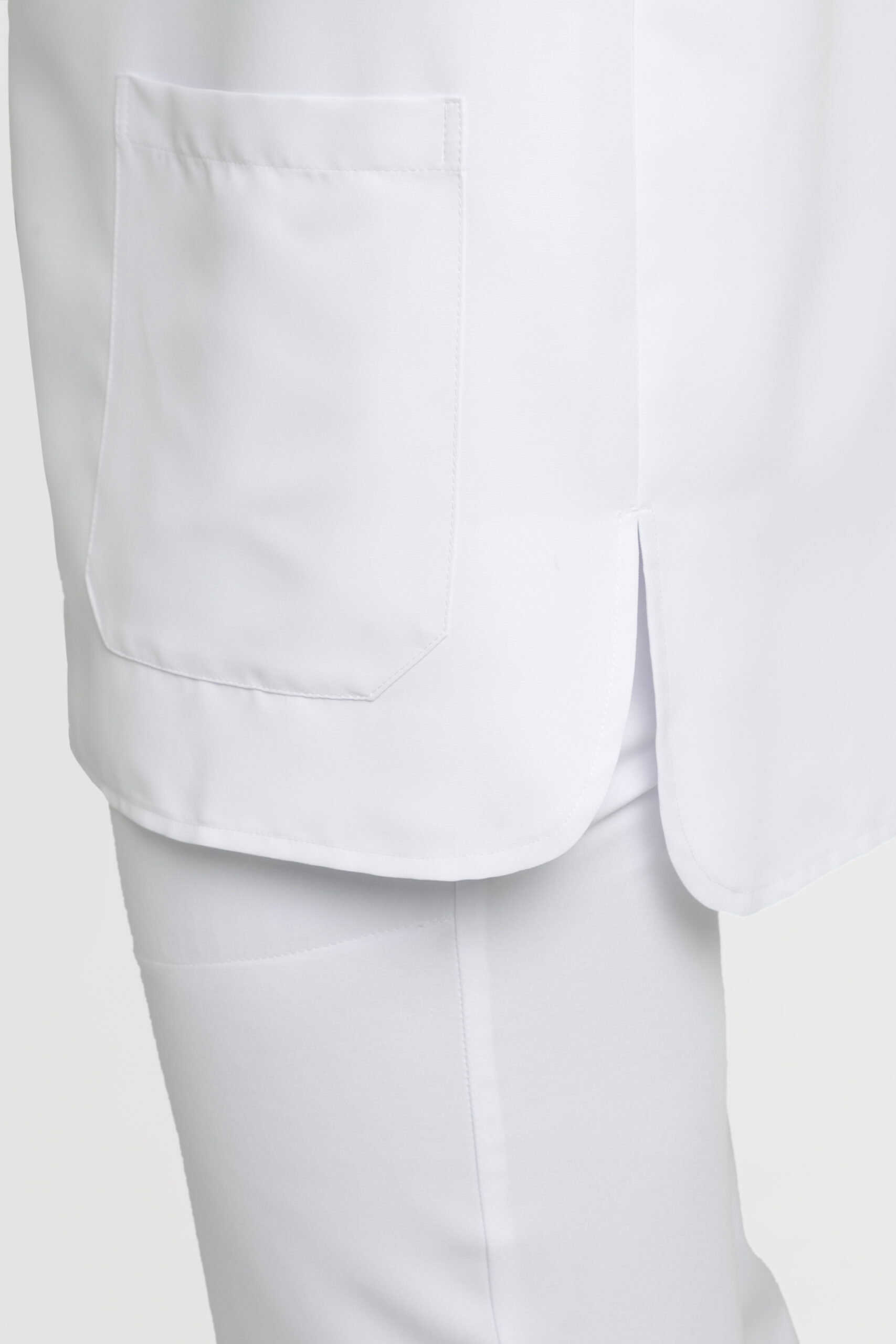 pormenor-fendas-laterais-de-túnica-unissexo-oversized-com-gola-mao-tecido-microfibra-branco-referência-hamburgo
