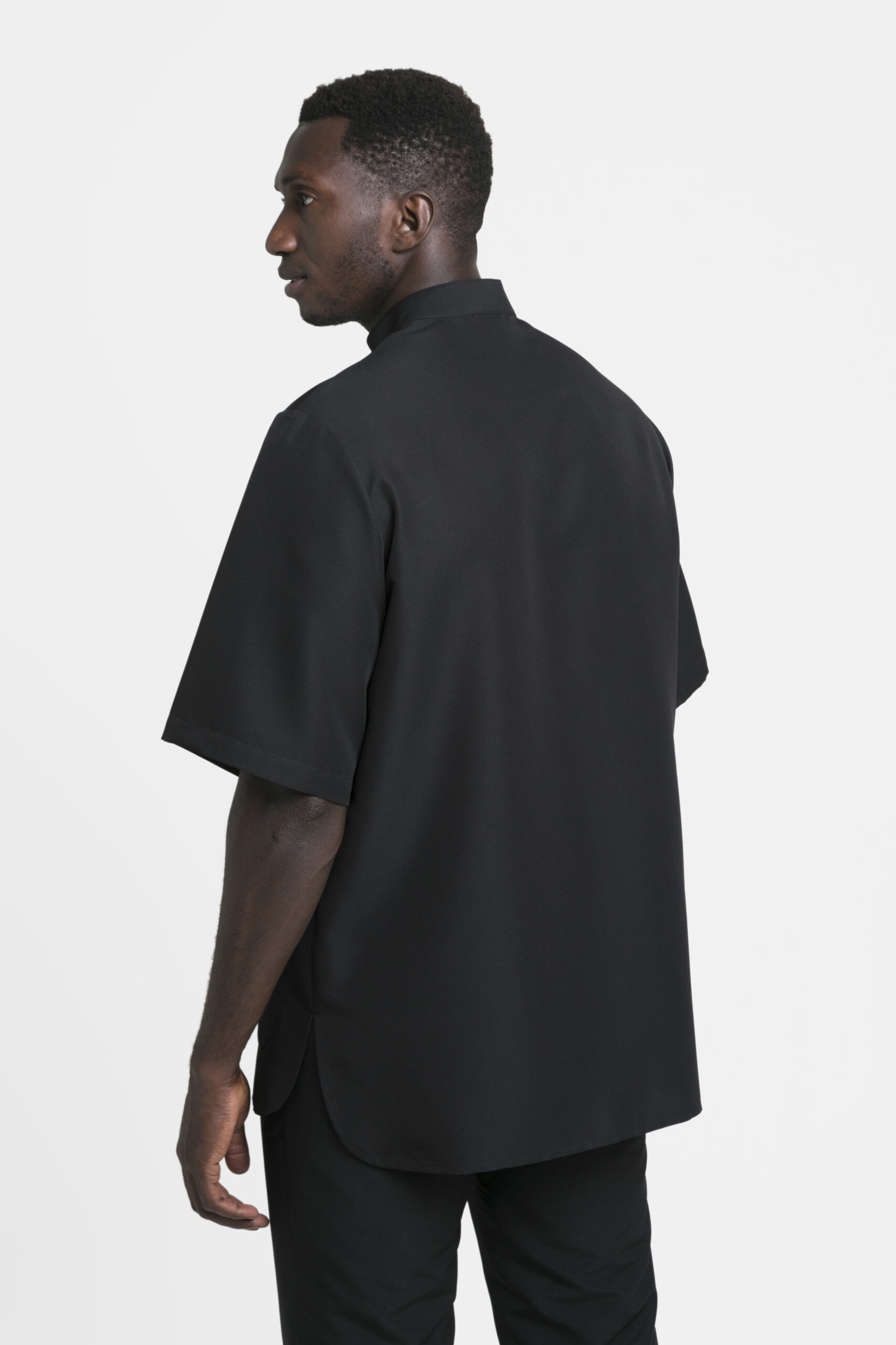 homem-de-costas-com-túnica-unissexo-oversized-com-gola-mao-tecido-microfibra-preto-referência-hamburgo