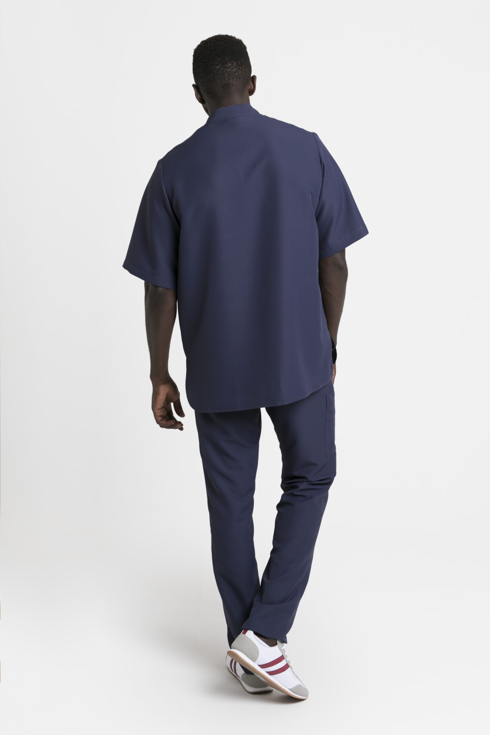 homem-de-costas-com-túnica-unissexo-oversized-com-gola-mao-tecido-microfibra-azul-marinho-referência-hamburgo