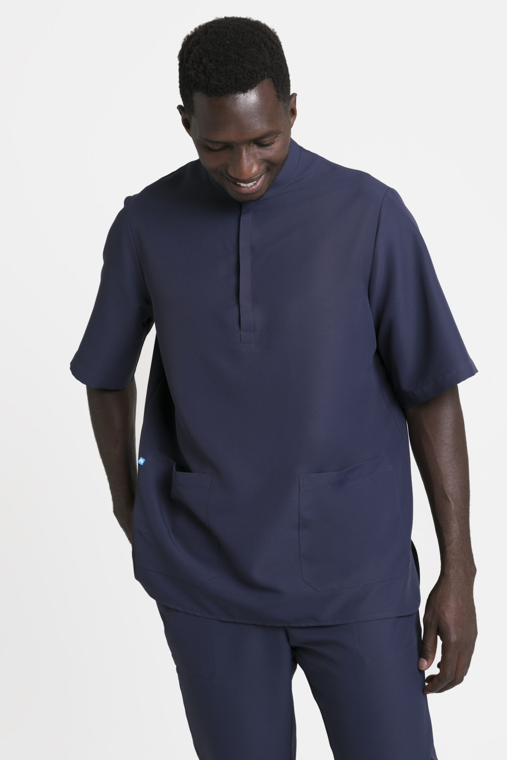 homem-com-túnica-unissexo-oversized-com-gola-mao-tecido-microfibra-azul-marinho-referência-hamburgo