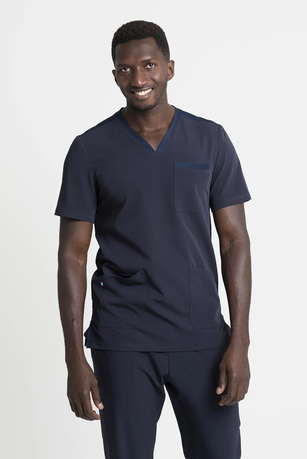 túnica-unissexo-elástica-decote-em-V-um-bolso-no-peito-tecido-com-elastano-azul-marinho-referência-belfast