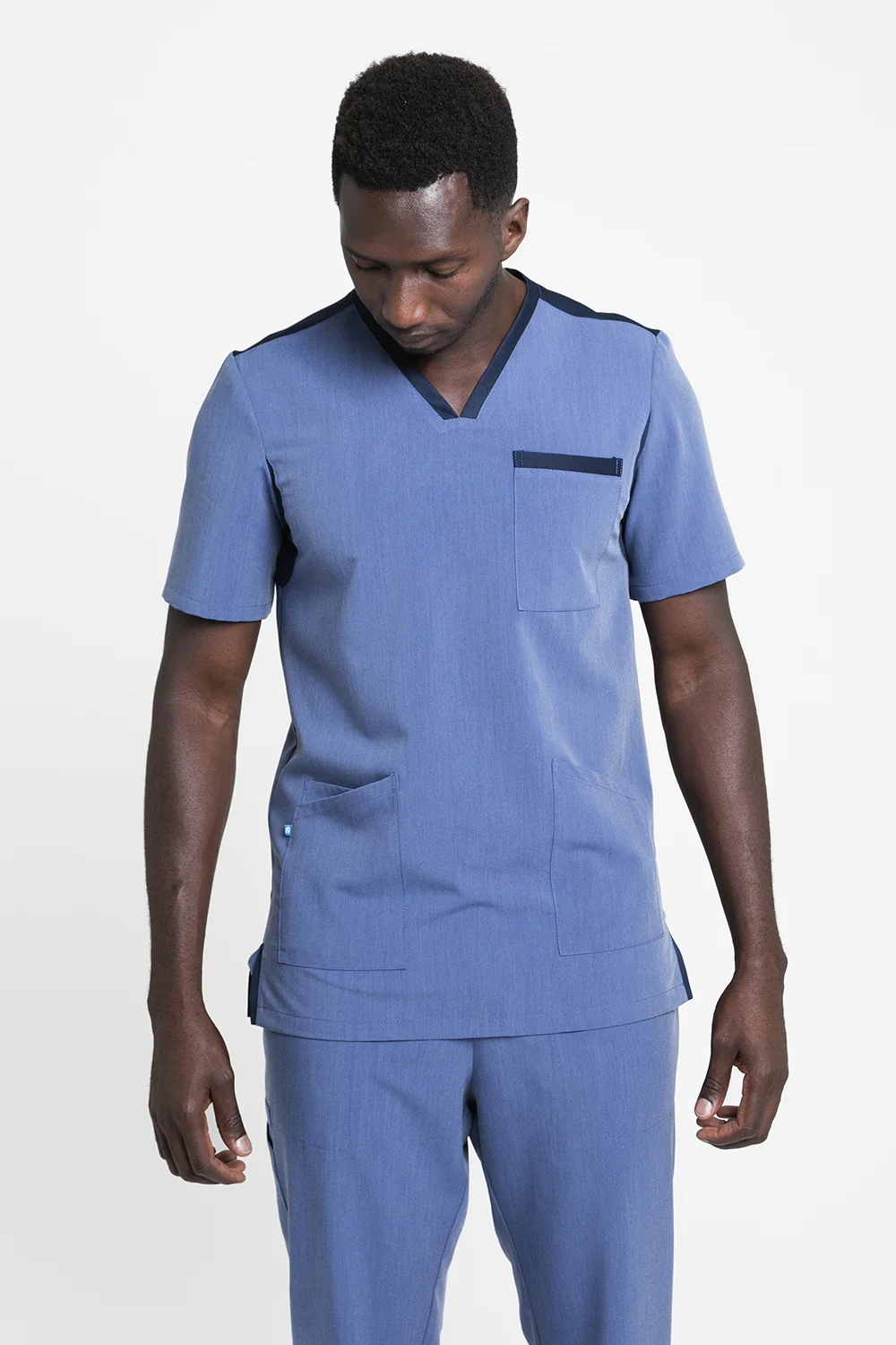 túnica-unissexo-elástica-decote-em-V-um-bolso-no-peito-tecido-com-elastano-azul-céu-contraste-azul-marinho-referência-belfast