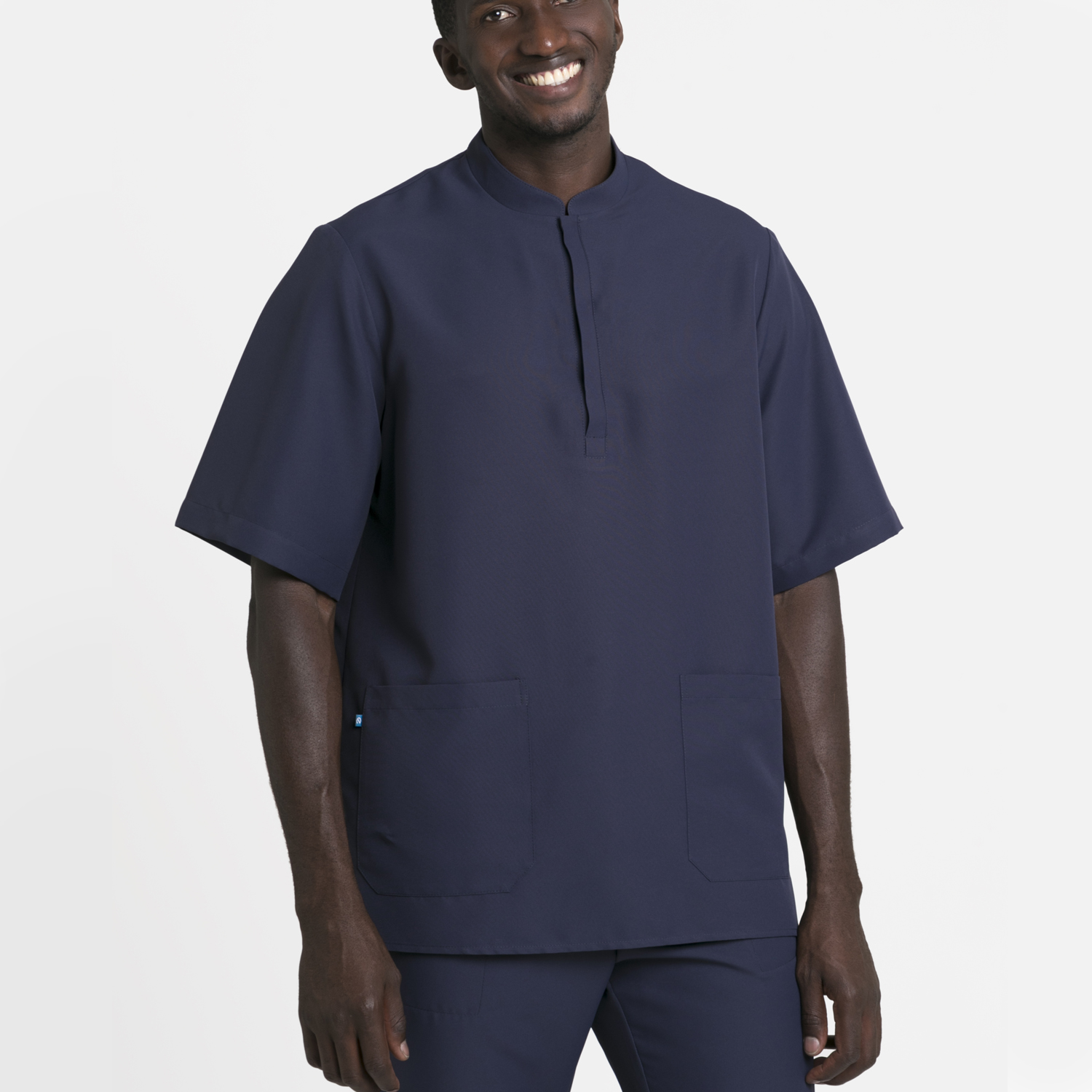 homem-com-túnica-unissexo-oversized-com-gola-mao-tecido-microfibra-azul-marinho-referência-hamburgo