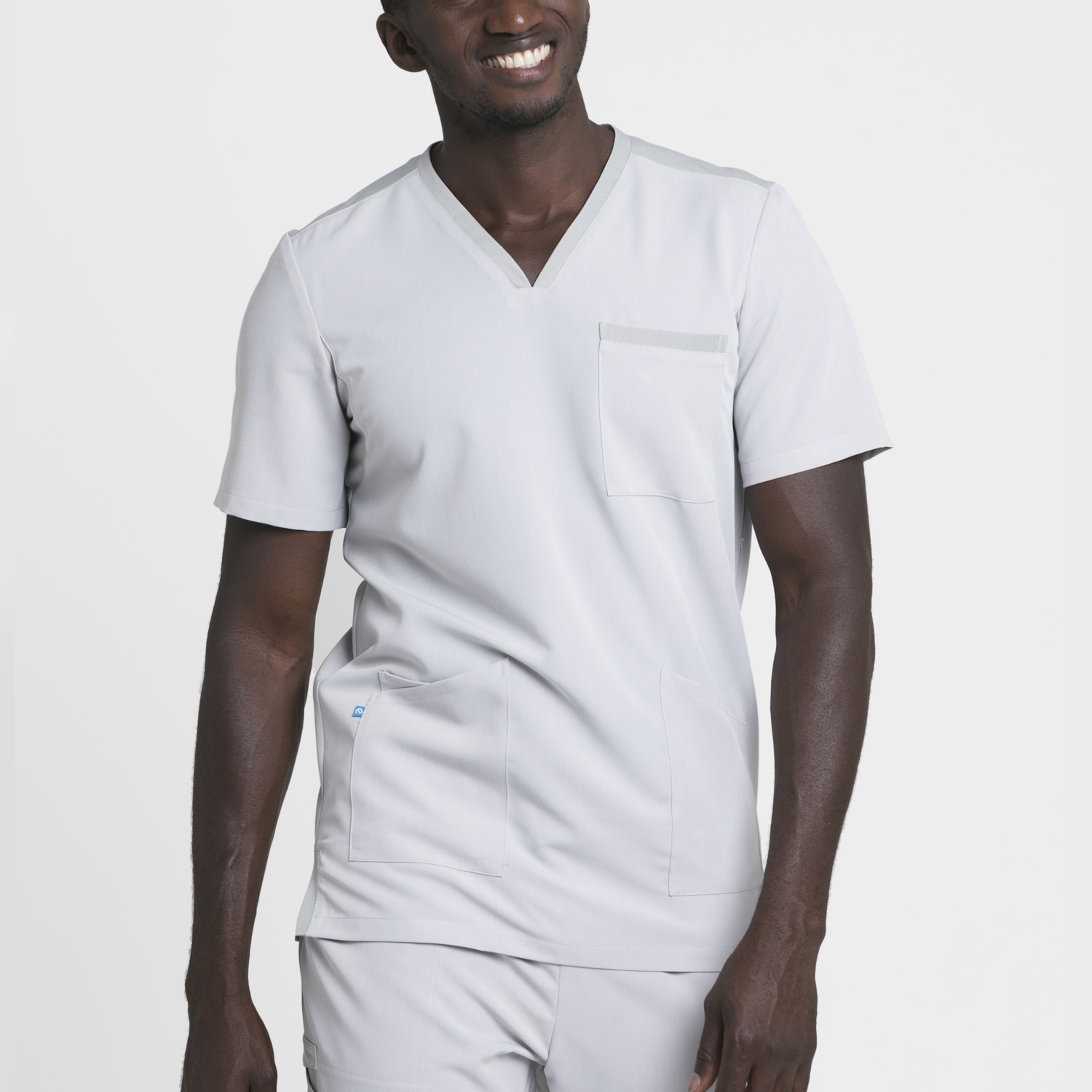 túnica-unissexo-elástica-decote-em-V-um-bolso-no-peito-tecido-com-elastano-cinza-claro-referência-belfast