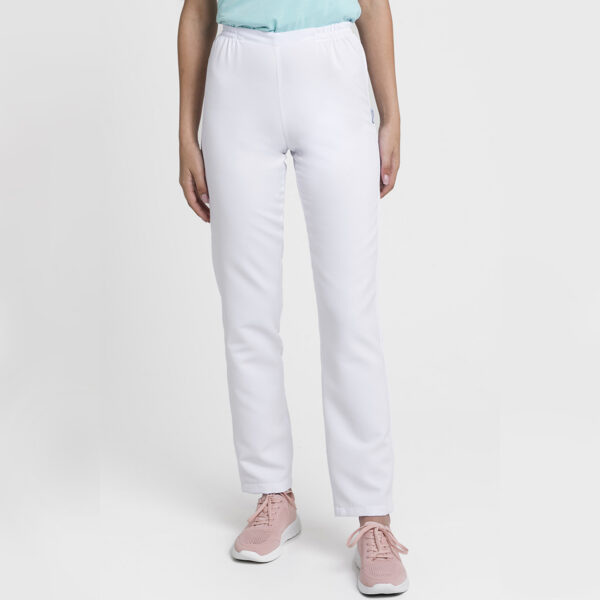 senhora-com-calça-elástico-cintura-tecido-microfibra-branco-referência-santander