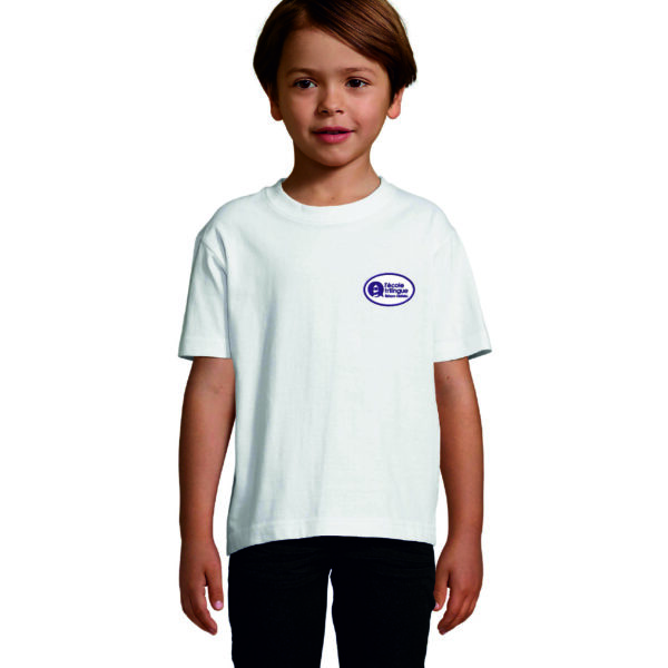 menino-pequeno-com-tshirt-malha-jersey-algodão-branco-manga-curta-criança-com-emblema-bordado-no-peito-escola-l´école-trilingue