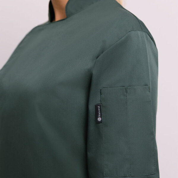 Detalhe do bolso e fecho com molas invisíveis da jaleca verde oliva Guadiana